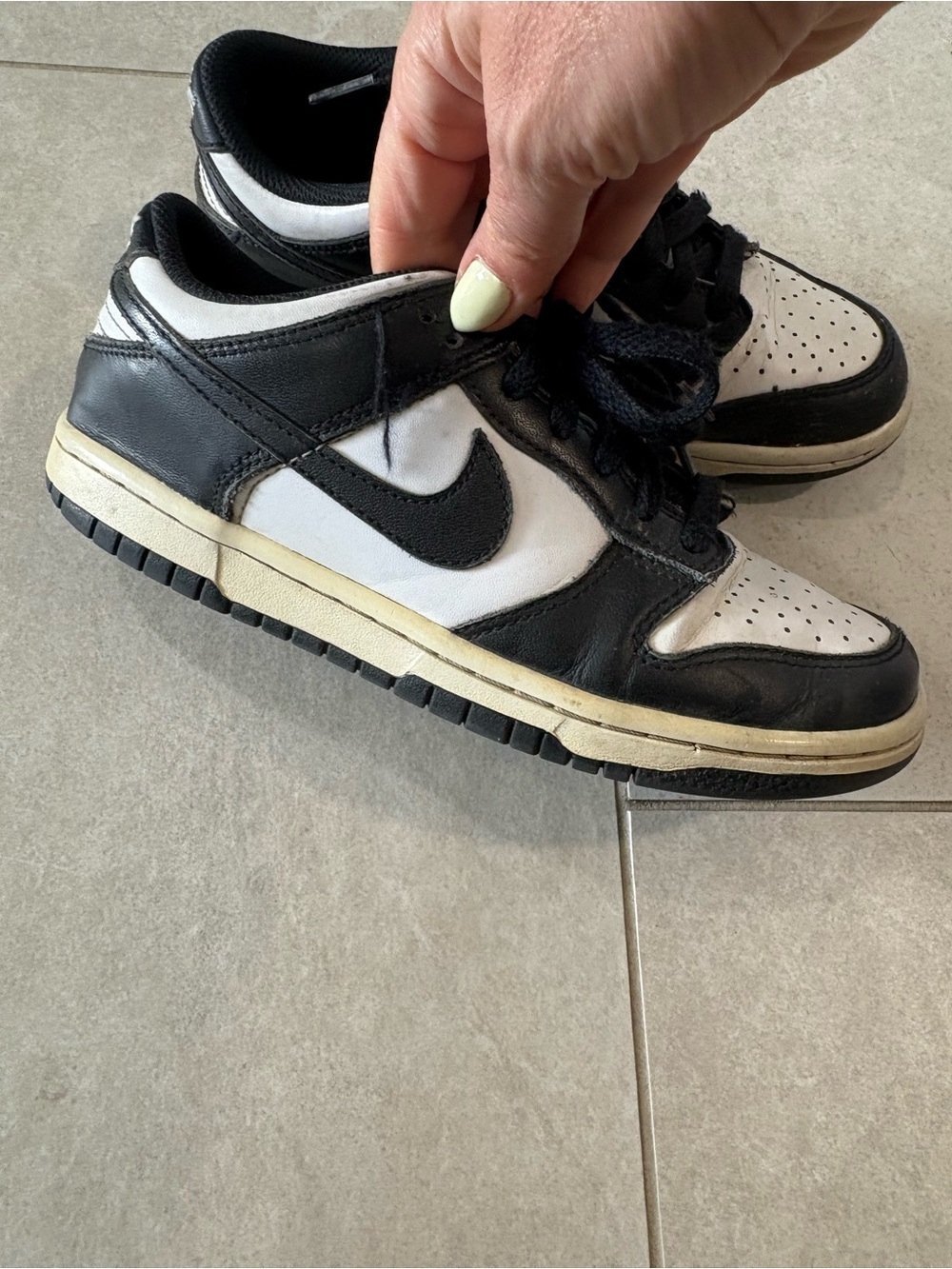 NIKE DUNK LOW BLACK AND WHITE SNEAKERS SHOES pre owned SIZE youth 4.5/6 women